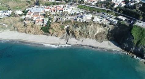 Forio D Ischia Il Costone Si Sbriciola Hotel Sul Ciglio Del Burrone