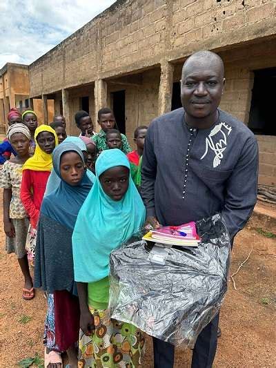 African Initiative offre des kits scolaires aux élèves de lécole