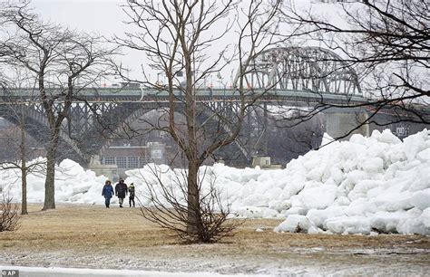 Un Impresionante Tsunami De Hielo Golpea El Norte De Los Estados