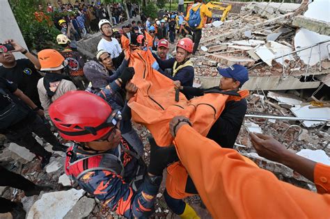 Equipes De Resgate Buscam Sobreviventes Após Terremoto Que Matou Ao