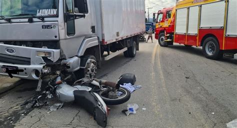 Jovem fica ferido após colidir moto caminhão no Limoeiro em Brusque