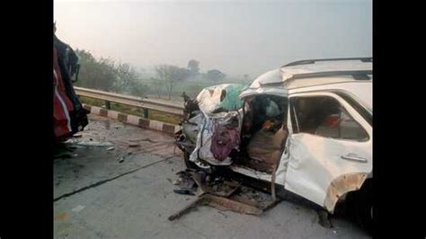 Two Dead In Car Container Crash On Lko Agra Expressway Hindustan Times