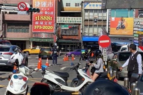 鶯歌翁過馬路「砂石車撞倒＋後車壓頭」2度輾過當場亡！司機一路開到台北沒感覺 Yahoo奇摩汽車機車