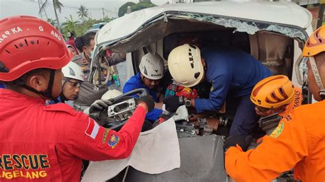 Mobil Pikap Tabrak Pohon Di Temanggung Evakuasi Sopir Yang Terjepit