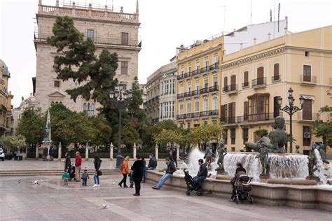 strolling   town  valencia  tapas    karagis