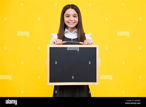 Une Adolescente Tient Un Tableau De Surveillance Fille Décole