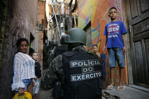 Operação Do Exército Na Comunidade Da Rocinha No Rj E