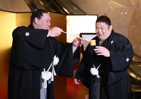 ＜大相撲春場所千秋楽＞祝勝会が行われるホテルで照ノ富士（左）から水をつけられる尊富士（撮影・奥 調） ― スポニチ Sponichi