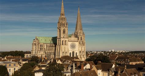 La cathédrale de Chartres, 1000 ans d'histoire et d'art sacré