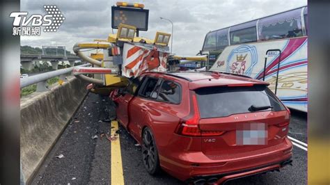 Volvo國道高速追撞緩撞車！ 「瑞典坦克」車頭撞爛變形但駕駛命大輕傷 地球黃金線