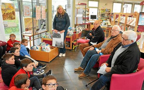 Les anciens de Bourg Blanc racontent leur école aux jeunes élèves de la