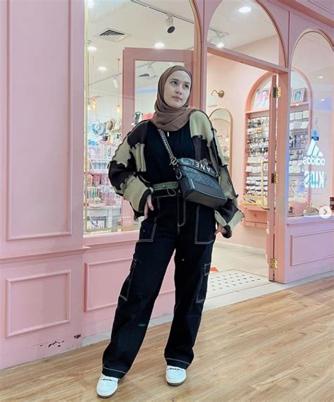 Inspirasi Gaya Boyish ala Influencer Dwi Handayani