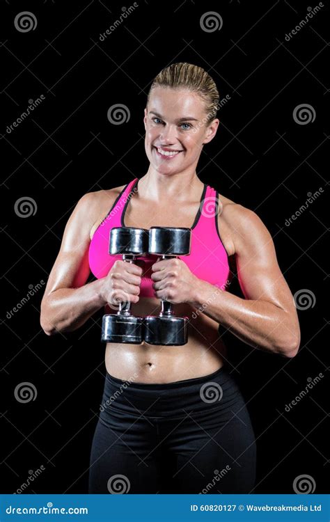 Mujer Muscular Que Levanta Pesas De Gimnasia Pesadas Imagen De Archivo