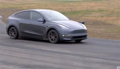 Neues Tesla Model Y Auf Rennstrecke Und Im Gelände Teslamag De