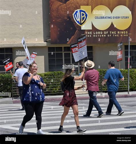 Los Ángeles Estados Unidos 17th De Mayo De 2023 Los Miembros Del Gremio De Escritores De