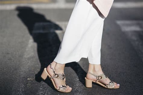 Sandalia SERENA de tacón nude con tiras anchas en el empeine y adornos circulares en los