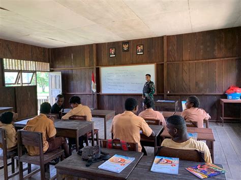 Satgas Yonif 407 PK Tanamkan Nilai Pancasila Kepada Generasi Muda Papua