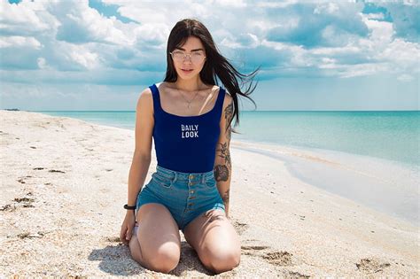 Women S Blue And White Printed Tank Top Jean Shorts Women Brunette Tattoo HD Wallpaper