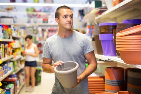 Jovem Adulto Que Escolhe Potes Para Plantas Caseiras No Supermercado