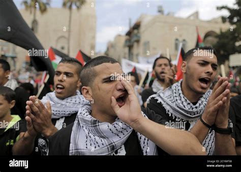 Los Palestinos Cantan Consignas Fotograf As E Im Genes De Alta