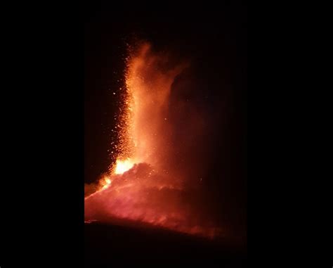 Altissima Fontana Di Lava E Forti Boati Nuovo Parossismo Dell Etna