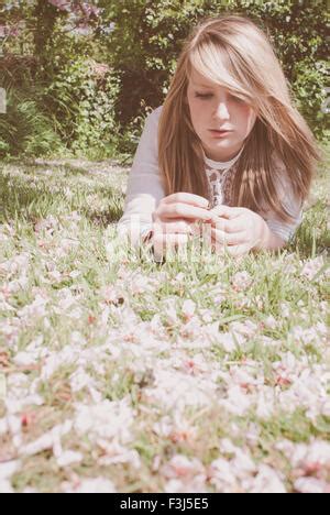 Blonde Teenager M Dchen In Rosa Bikini Reiten Ihr Fahrrad Am Strand Von Hawaii Stockfotografie