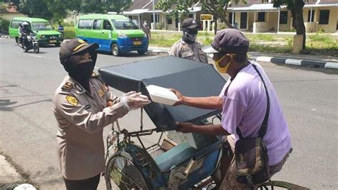 Posko Dapur Umum TNI Polri Kabupaten Subang Bagikan Nasi Kotak Kepada