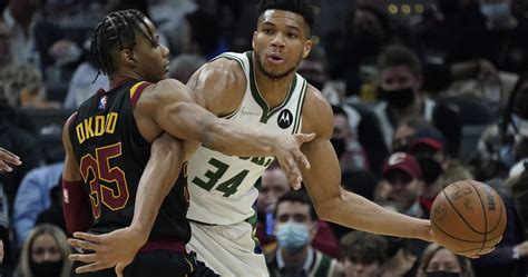 Video Giannis Brings Bucket Of Wings To Press Conference After Loss Vs Cavaliers News