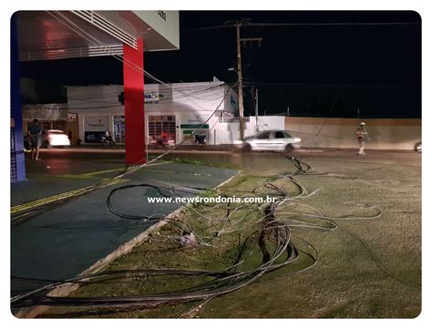 CAMINHÃO BOIADEIRO ARRASTA FIAÇÃO ELÉTRICA NA AVENIDA CAMPOS SALES EM