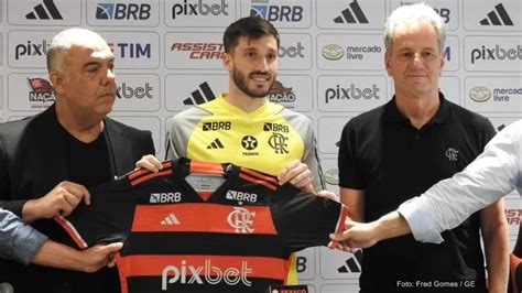 Matias Viña é apresentado oficialmente como novo reforço do Flamengo