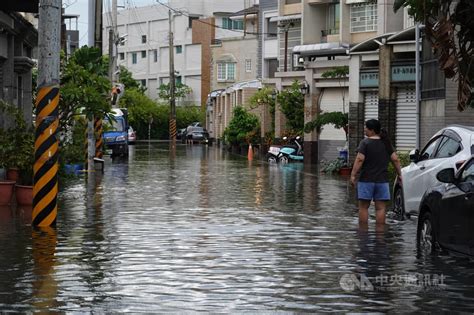 逢年度大潮海水倒灌 屏東東港水漫道路、溢淹民宅 地方 中央社 Cna