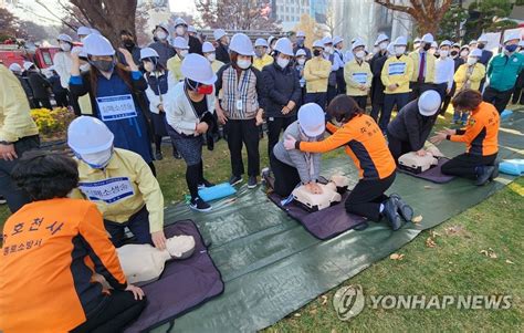 원주시 이태원 참사 계기로 시청 직원 심폐소생술 교육 한국경제