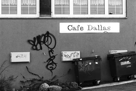 Das Cafe Dallas In Oerlikon Mit Abfallcontainer Und Graffiti Caspar