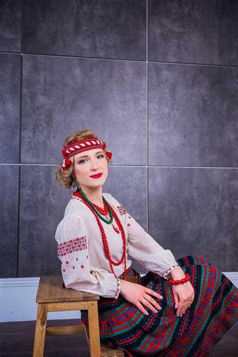 Une Belle Fille Dans Le Costume Ukrainien National Capturé Dans Le