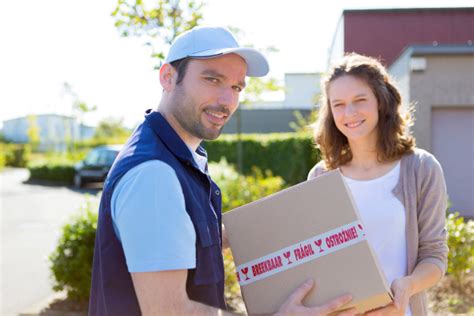 delivery man übergabe ein paket an kunden Stock Photo 12879550