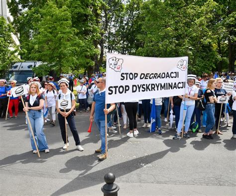 Protestujący z wielkimi transparentami przyszli pod Sejm Domagają się