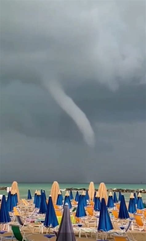 Tromba Marina In Abruzzo Paura Tra I Bagnanti Parla L Esperto