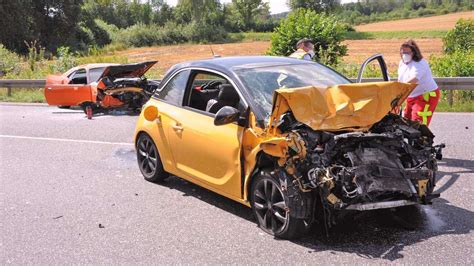 Unfall nahe Fritzlar Autos stoßen frontal zusammen Zwei Personen