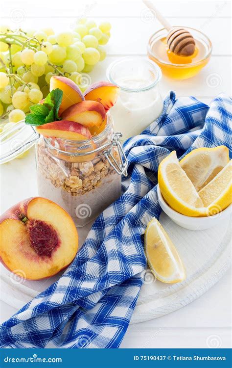 Gezond Ontbijt Muesli Met Smoothie Honing Yoghurt En Verse Bessen In