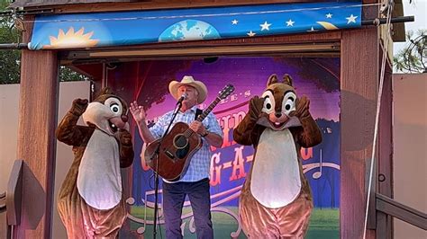 Photos Video Chip N Dale S Campfire Sing A Long Returns To Disney S