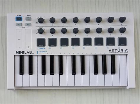 MIDI Keyboard vs Synthesizer: Beginners Guide - roundtable audio