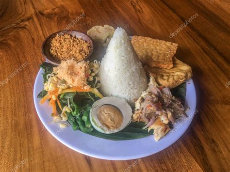 Java Comida Tradicional Nasi Tumpeng O Indonesia Nasi Campur O Arroz