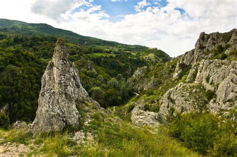 Naturalne Rockowe Formacje Przy Jelasnica W Wozem Przy Chmurnym Jesieni