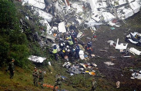 Avião da Chape cai e autoridades informam 71 mortos e 6 sobreviventes