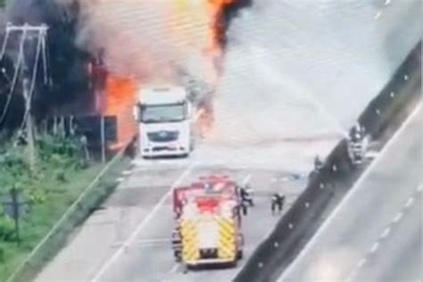 V Deo Carreta Que Levava Combust Vel Pega Fogo E Interdita Anchieta