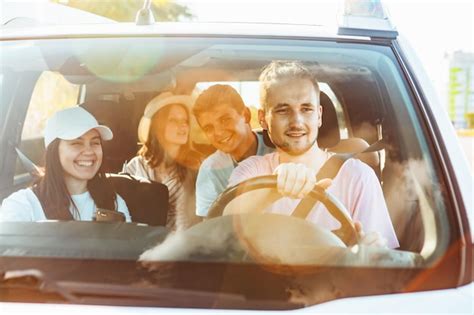 Grupo De Amigos En Concepto De Viaje Por Carretera En Coche Vacaciones