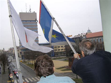 Zastava Vojvodine vraćena na Gradsku kuću u Zrenjaninu Autonomija