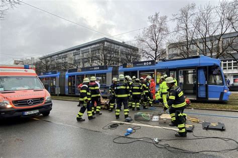 Tram Unfall in München Fußgänger eingeklemmt und schwer verletzt