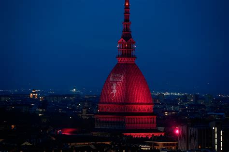 Grande Torino La Mole Antonelliana Si Illumina Con Il Simbolo Dei Granata