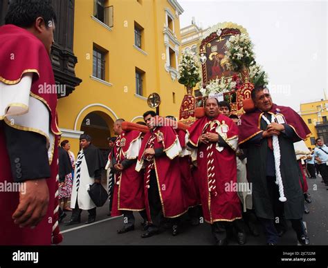 Devatees del Señor de Qoyllur Riti llevando una camada religiosa